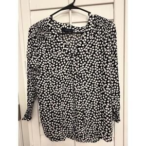 Rachel Roy black l/s V neck blouse with white heart print